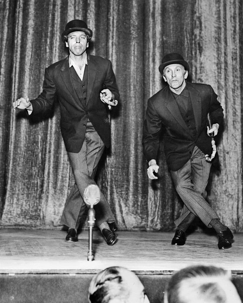 Douglas supo a temprana edad que quería ser actor; aunque al inicio de su trayectoria apostó por hacer carrera en el teatro, fue en el cine donde se consagró. Esta imagen en la que baila con Burt Lancaster fue tomada el 25 de julio de 1958 en Londres en la 'Noche de las 100 estrellas'. Foto: AFP/Getty Images