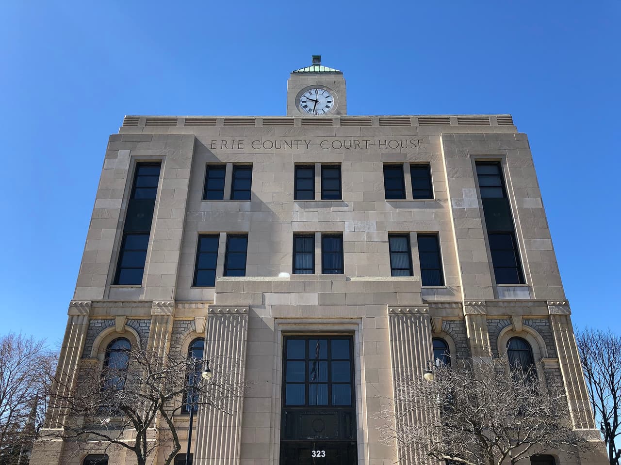 <b>Erie County</b>
<br>El Secretario del Condado de Erie, Michael Kearns presentó una demanda este verano contra el Gob. Andrew Cuomo, la Fiscal General del estado Tish James y el Comisionado del Departamento de Vehículos Motorizados Mark Schroeder, retando la ley de “Luz Verde”. También ha dicho que no otorgará licencias de conducir a indocumentados.