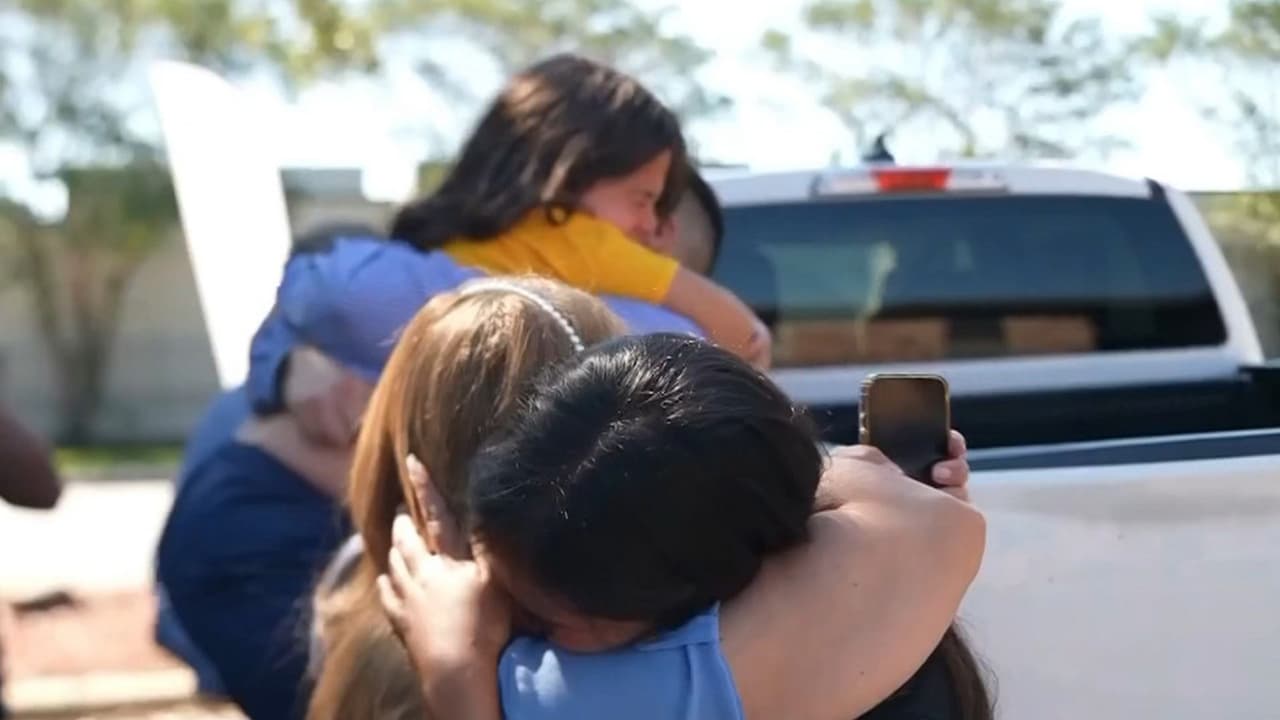 Liberan a madre venezolana y sus hijos arrestados por ICE camino a la escuela