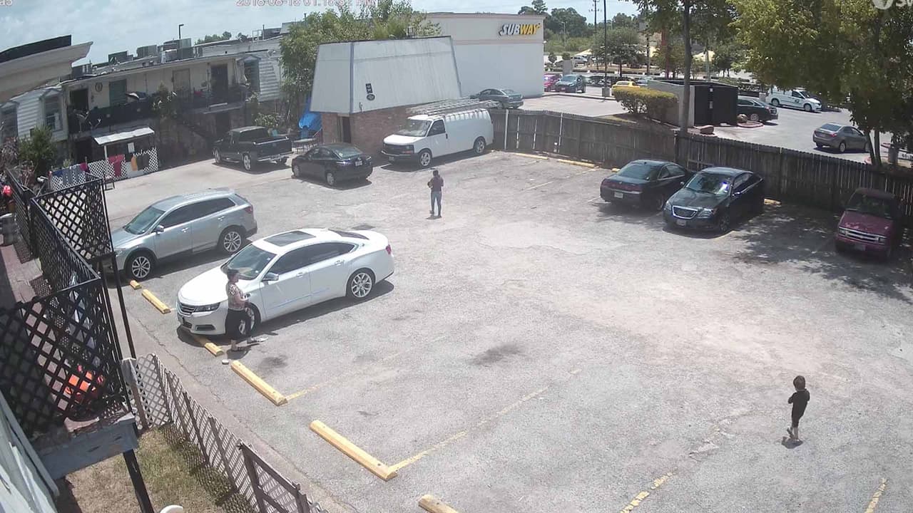 Un niño corre detrás de la joven madre. El menor fue identificado por la familia como el primo de Alan.