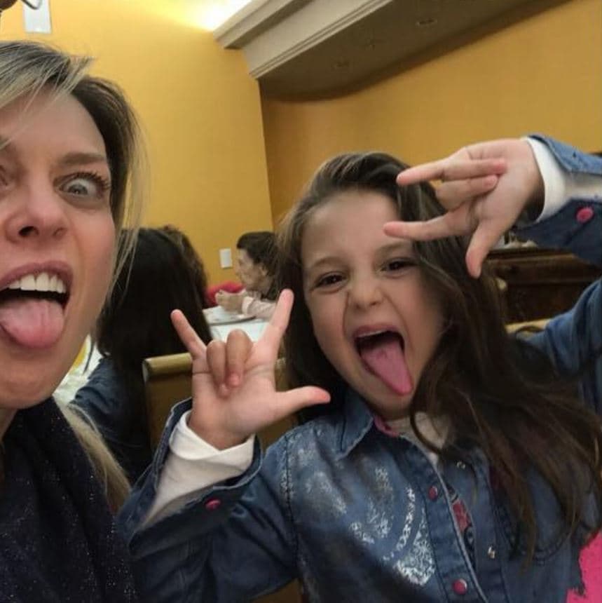 Fey bromea con sus fans diciendo que la verdadera estrella en la familia es Isabella y su imparable personalidad.