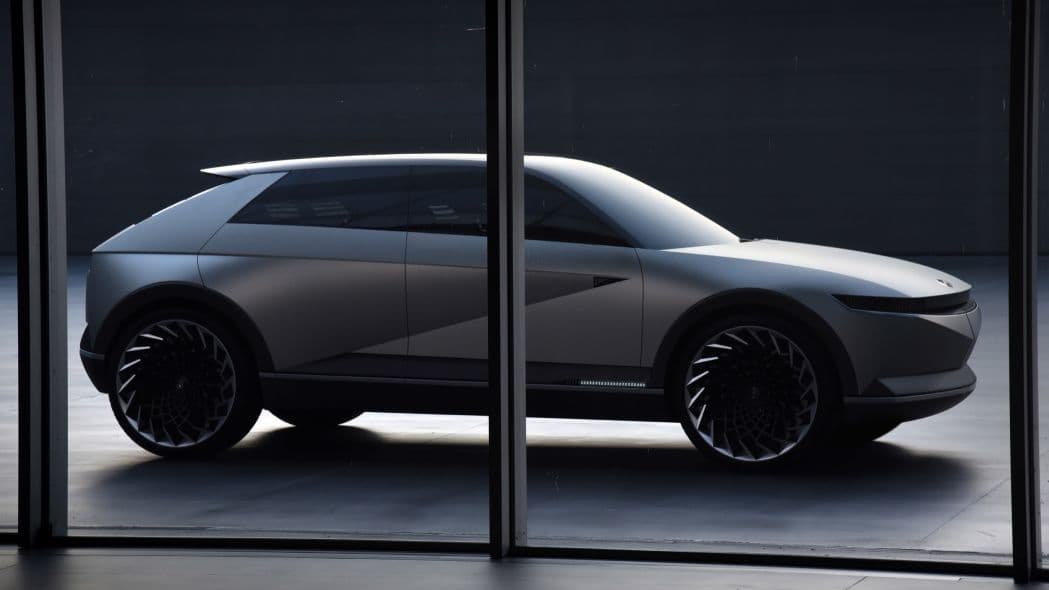 Por otra parte, sus retrovisores tradicionales son reemplazados por cámaras de alta definición, cuyos lentes pueden rotar sobre cepillos para retiran cualquiera suciedad.