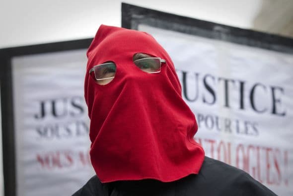 La corte francesa sentenció a la Iglesia de Cienciología en el año 2011 por fraude organizado. La organización y seis de sus líderes fueron encontrados culpables de fraude organizado. El grupo fue acusado de poner presión a los miembros para que dieran largas sumas de dinero para remedios cuestionables. Un miembro de la Iglesia de Cienciología, enmascarado, protesta por la sentencia el 24 de noviembre de 2011.