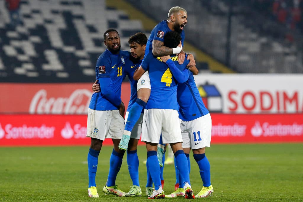 Brasil sufre para conseguir la victoria, pero el gol de Everton Ribeira le dio la victoria a los visitantes 0-1.
