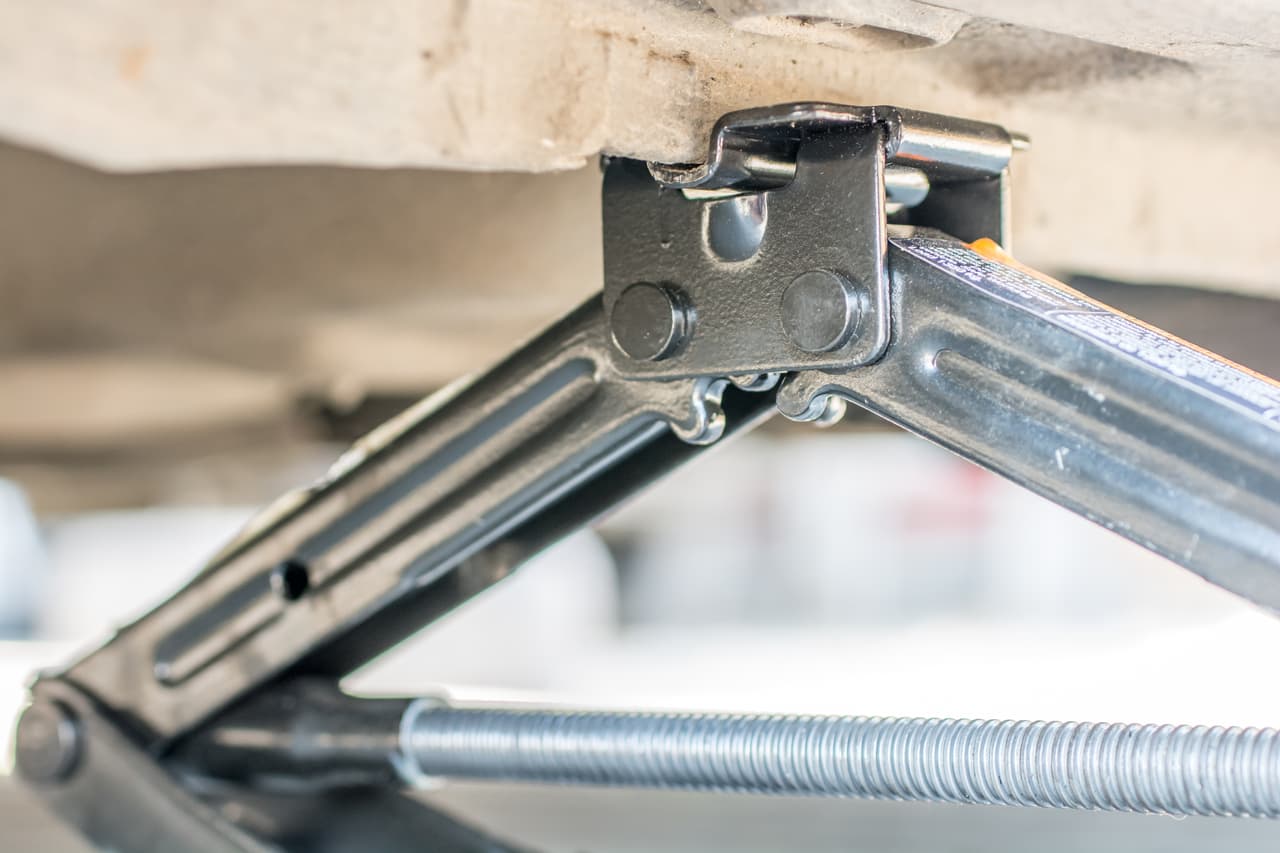 9. 
<b>Coloca la superficie de fijación del gato en la muesca especial más cercana al neumático que vas a reemplazar</b>.
<br>
<br>Consulta el manual de tu carro.