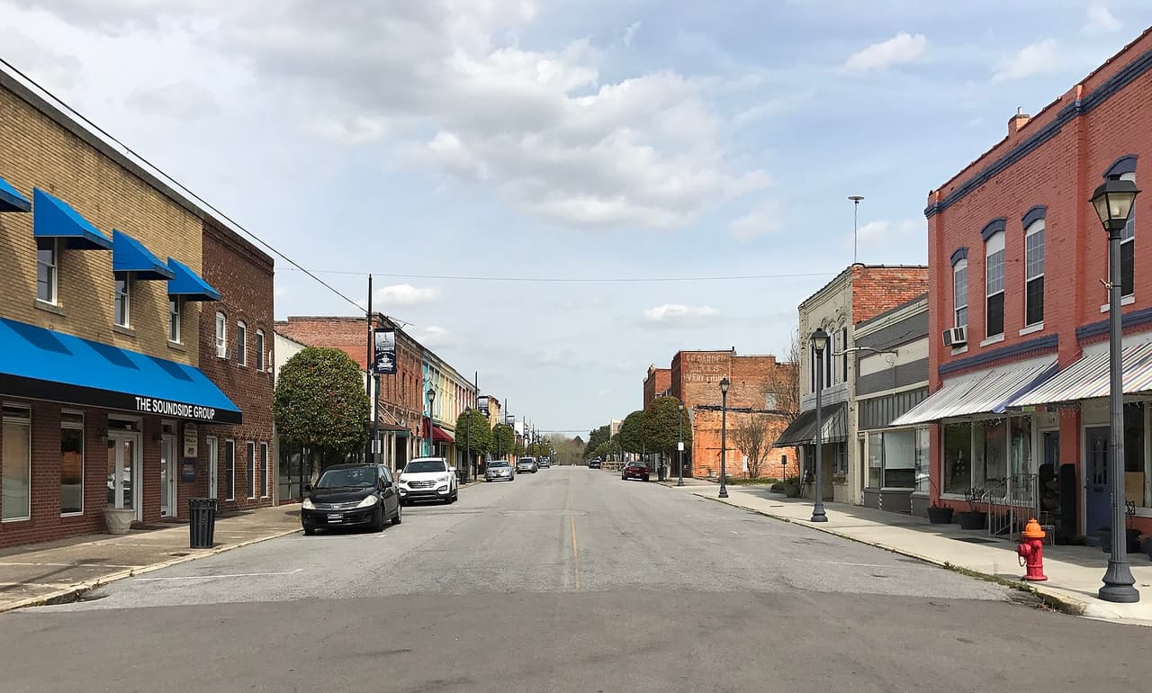 <h3 class="cms-H3-H3">15. Plymouth, Carolina del Norte</h3>
<br>
<br>🏚️
<b>Ingreso familiar promedio:</b> $17,594
<br>
<br>🏚️
<b>Tasa de pobreza:</b> 50.8%
<br>
<br>🏚️
<b>Tasa de desempleo promedio en los últimos cinco años: </b>4.7%
<br>
<br>🏚️
<b>Adultos con licenciatura: </b>6.7%
<br>
<br>🏚️
<b>Población: </b>3,432
<br>
<br>