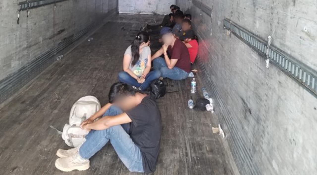 Encuentran 11 indocumentados atrapados en un camión de carga en la frontera de Arizona