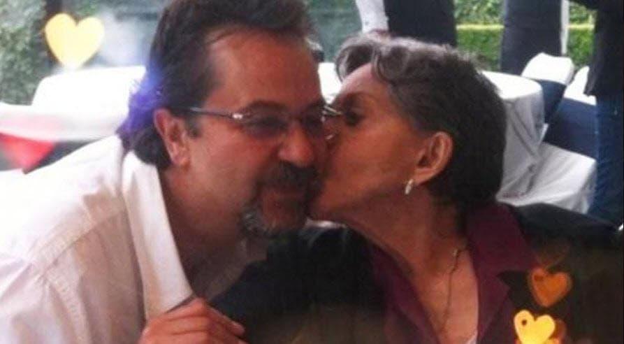 La camioneta en la que viajaban con compañeros de la producción se estrelló contra un vehículo marca Dodge, tipo estaca, en el kilómetro 46 de la autopista México - Cuernavaca.