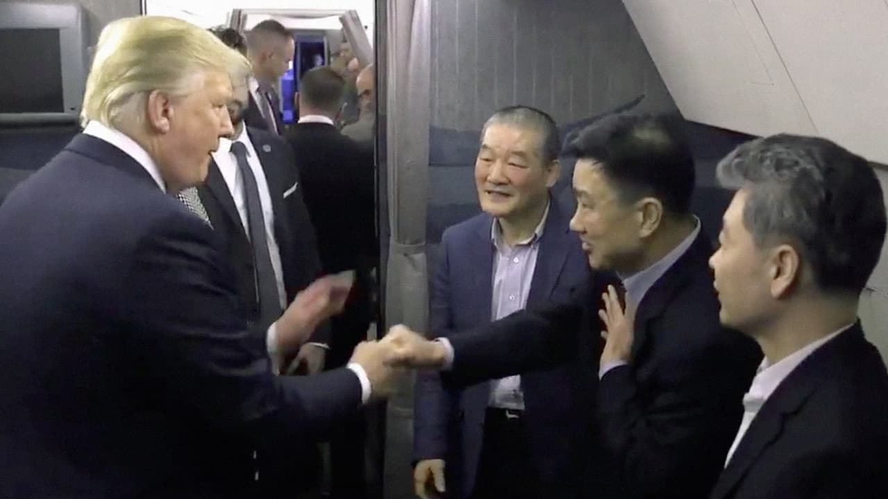 Un video publicado en la cuenta de Twitter del presidente muestra el momento que los ex prisioneros fueron recibidos por Donald Trump dentro del avión que los trajo a EEUU.