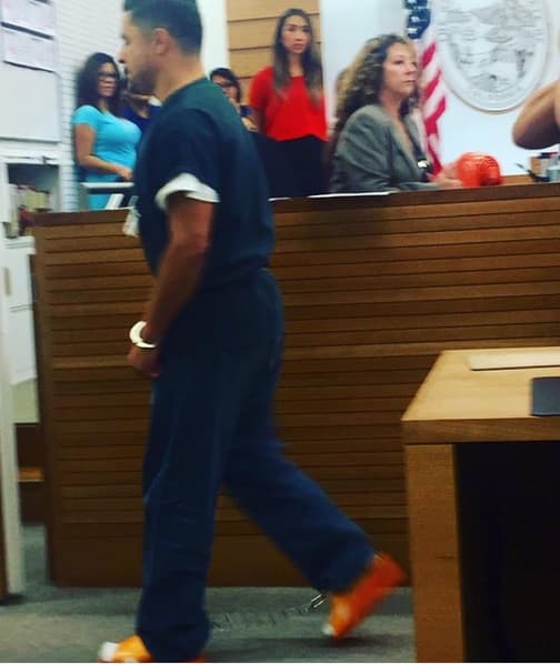 La reportera de Univision Magaly Ortiz confirmó en el momento que el cantante fue sacado de la prisión por una puerta trasera.