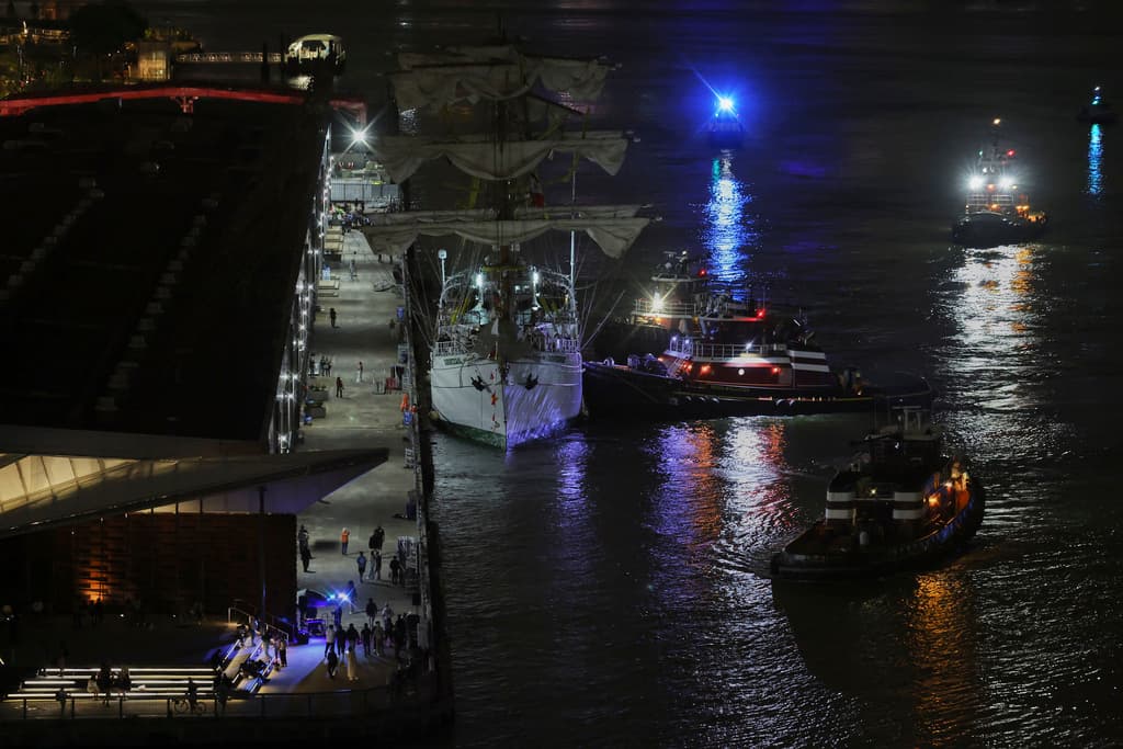 A través de la red social X,
<b><a href="https://www.univision.com/local/arizona-ktvw/mexico-pide-saber-por-que-eeuu-revoco-la-visa-de-la-gobernadora-de-baja-california-mariana-del-pilar-avila" target="_blank">la presidenta de México, Claudia Sheinbaum</a></b>, lamentó las muertes de los dos miembros de la tripulación del buque escuela Cuauhtémoc. Envió
<b>"solidaridad y apoyo" </b>a las familias de los afectados.