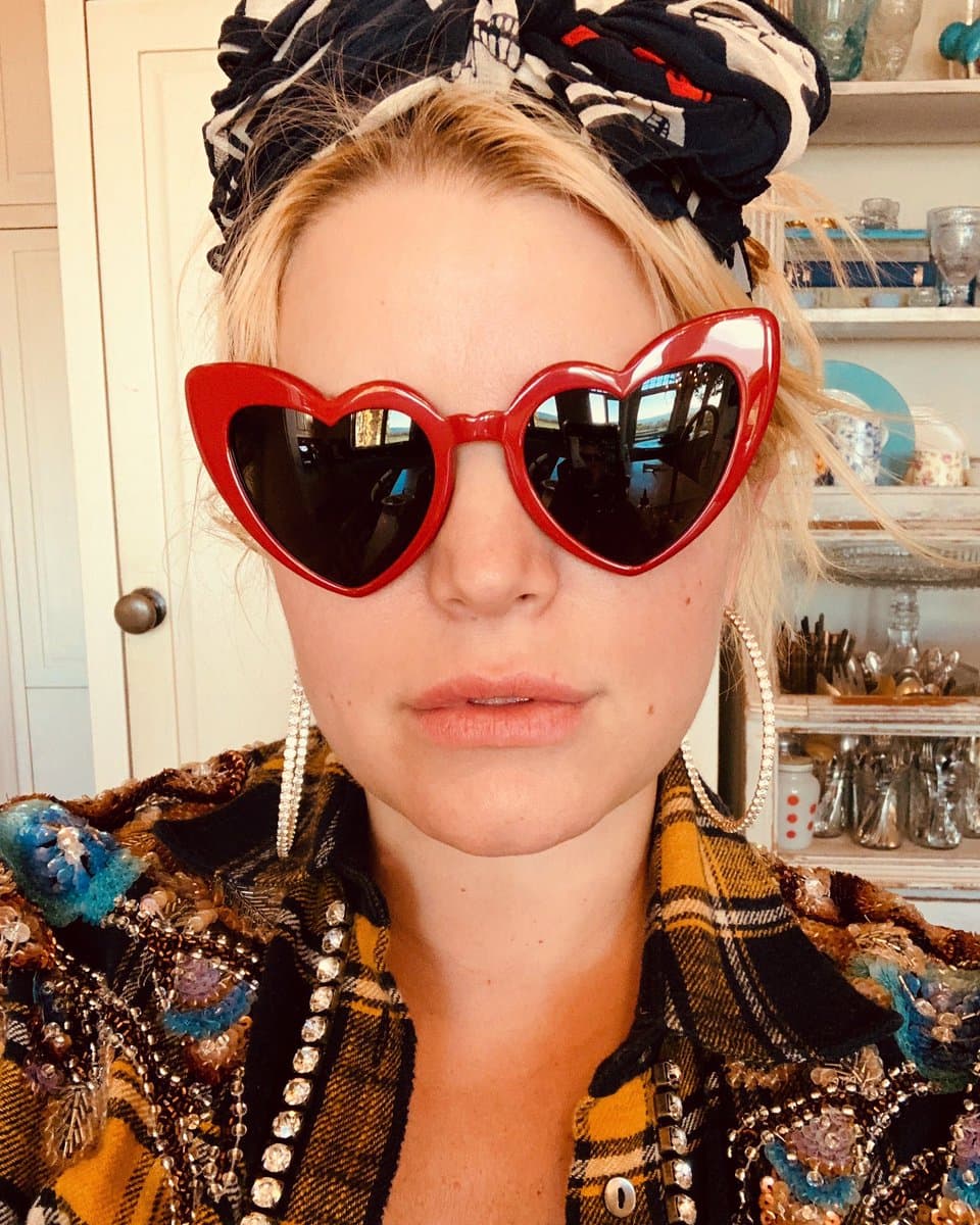 2019 fue 
<b><a href="https://www.univision.com/famosos/jessica-simpson-perdio-100-libras-en-6-meses-y-ahora-siente-que-volvio-a-ser-la-de-antes-el-cambio-es-radical-fotos">un gran año para Jessica Simpson</a></b>: se convirtió en madre por tercera vez, estuvo cerca de su familia, aumentó de peso por el embarazo y 
<b>perdió 100 libras en seis meses</b>.