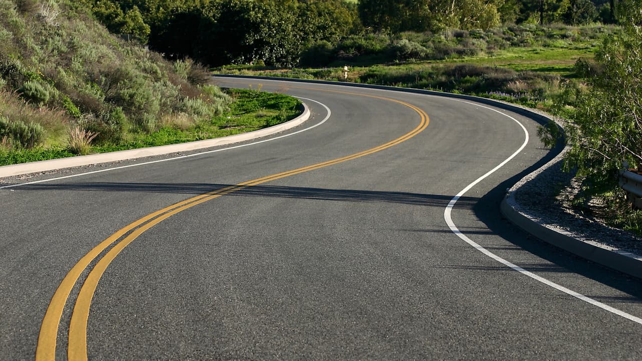 <h3 class="cms-h3-H3">Desacelera en curvas, especialmente en las más pronunciadas.</h3>
<br>
<br>Imagina que existe un cordón atado entre en volante y el acelerador. Si el volante está inclinado negociando una curva, el cordón estará tenso y permitirá menos aceleración, pero si está en posición recta podrás lograr mayor velocidad. Acelerar fuertemente en curvas puede causar muchos problemas y es definitivamente una maniobra que solo hacen aquellos conductores con 
<b>más agallas que cerebro</b>.