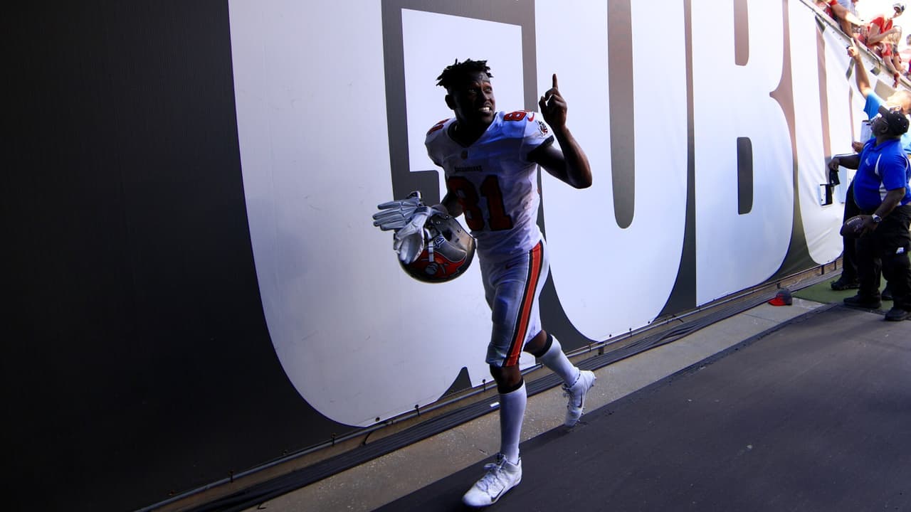Video: Antonio Brown se viste con el jersey de los Ravens