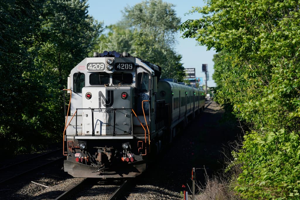 La Hermandad de Maquinistas de Locomotoras y Trenes había anunciado inicialmente la reanudación para el lunes, pero NJ Transit confirmó posteriormente el reinicio para la madrugada del martes. Esta confusión inicial generó cierta incertidumbre entre los usuarios, que fue aclarada mediante comunicados oficiales de la empresa.