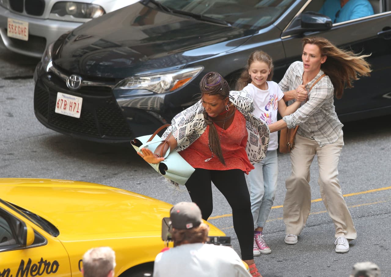 Jen Garner filma escenas junto a Queen Latifah.