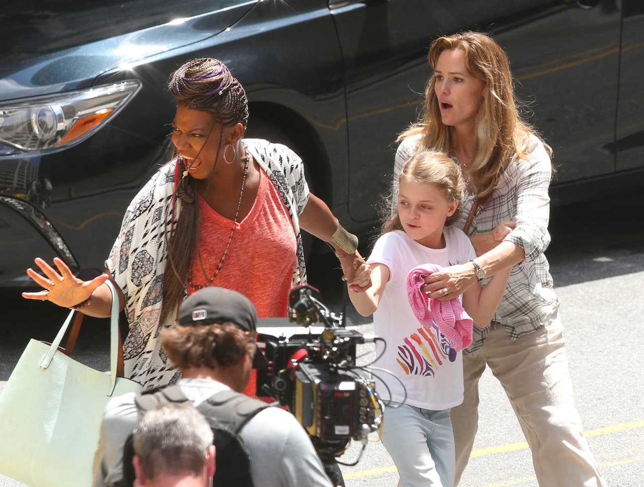 Queen Latifah y Jennifer repiten la escena frente al taxista.