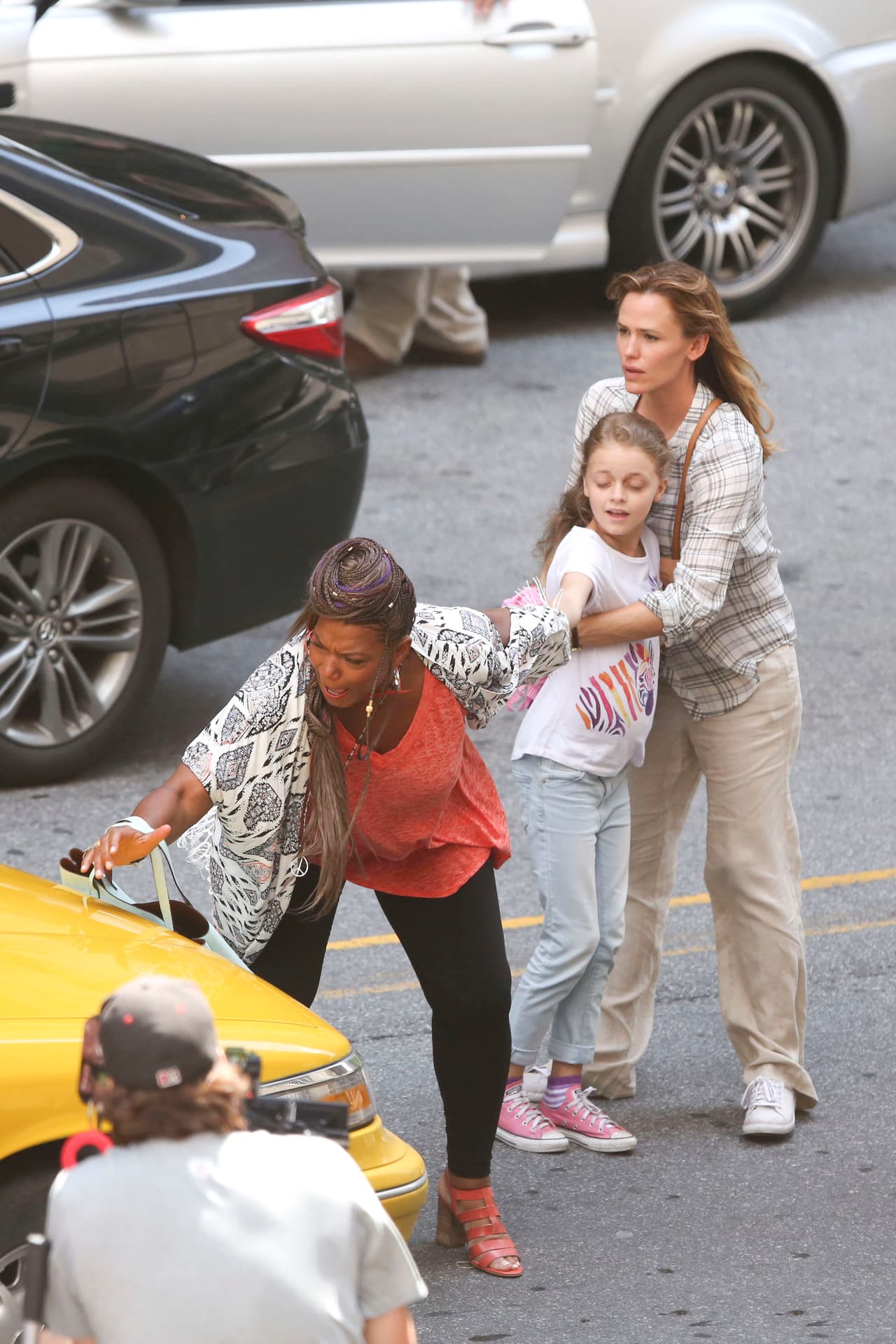 Jennifer y Queen Latifah cruzaban la calle y casi fueron atropelladas.