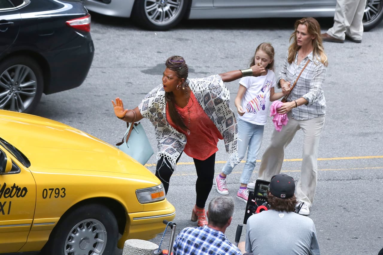 Pero Queen Latifah toma control de la situación y le reclama al taxista.