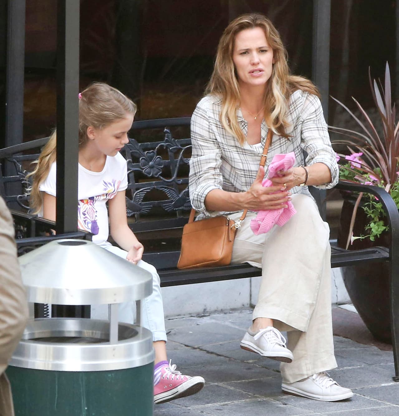 Jennifer se ve tranquila.