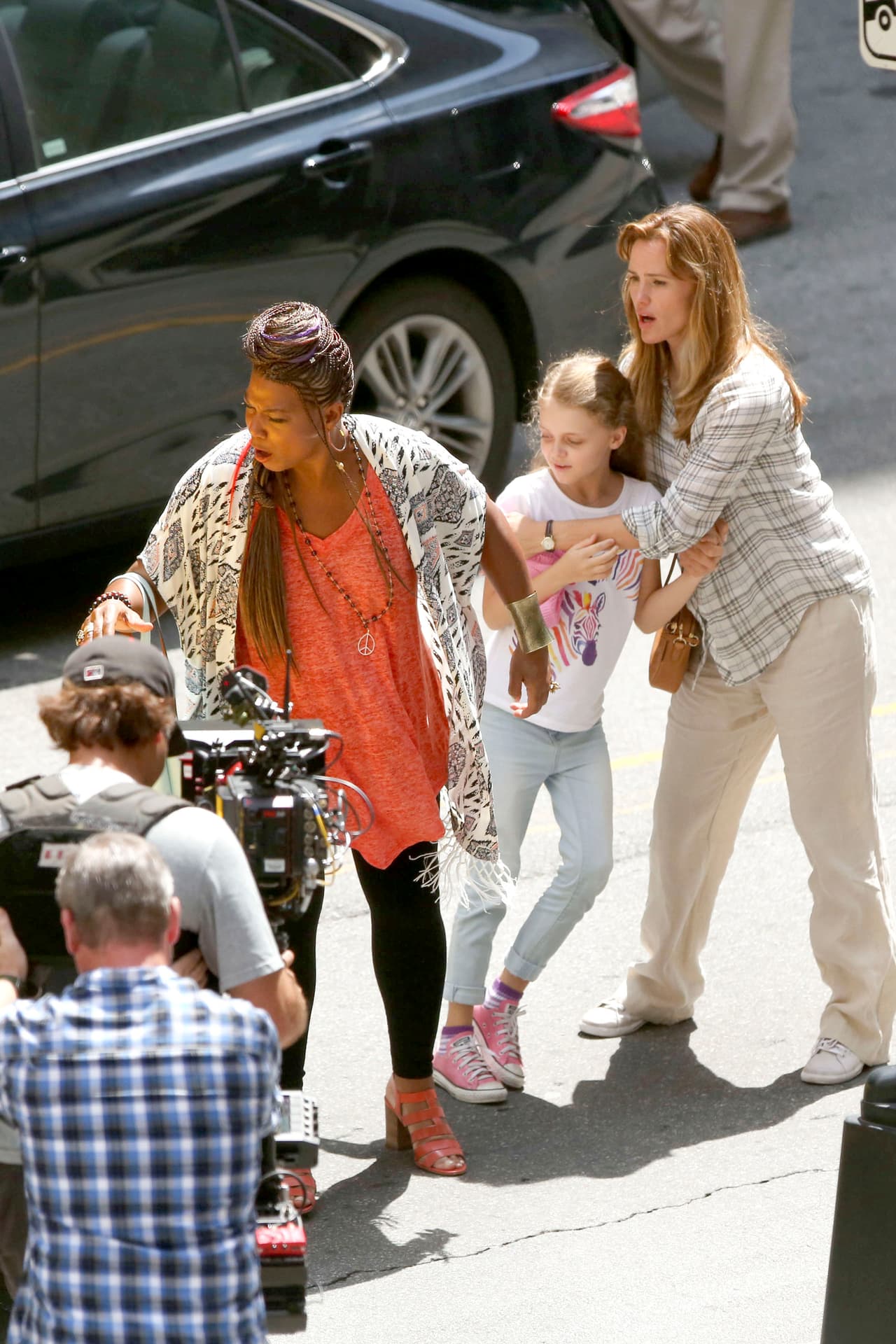 Las acompaña la pequeña actriz que sale de hija de Jen en la cinta.