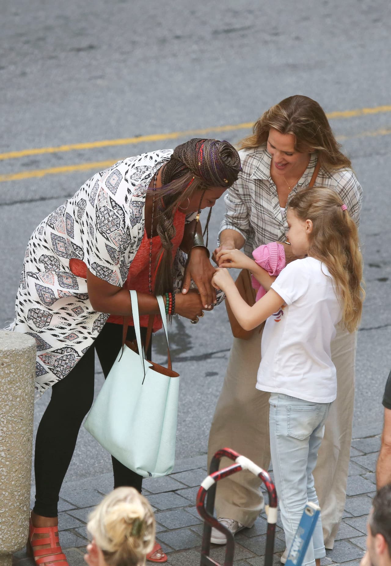 Después de una escena, las famosas se distrajeron un poco.