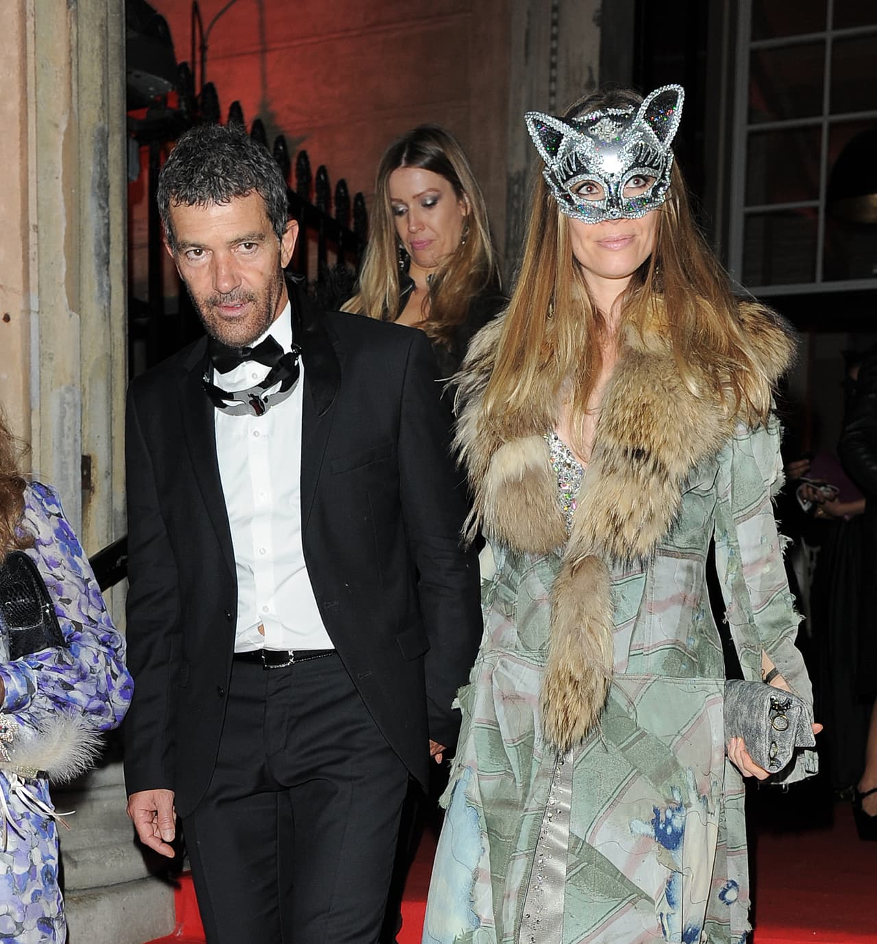 La pareja asistió a la fiesta de cumpleaños de la esposa de Roberto Cavalli usando antifaces.