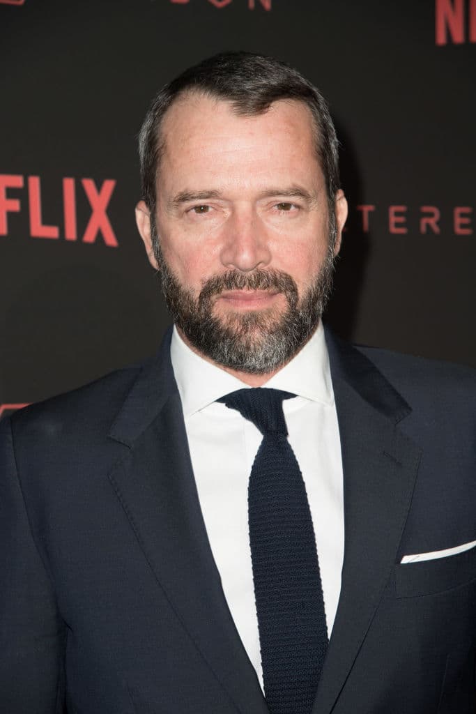 A sus 58 años ha aparecido en series como 'Roma' o
<b> '</b>Altered Carbon' y uno de sus roles más populares del momentos es el de Remi Milburn, el padre de Otis, el personaje principal de 'Sex Education'.