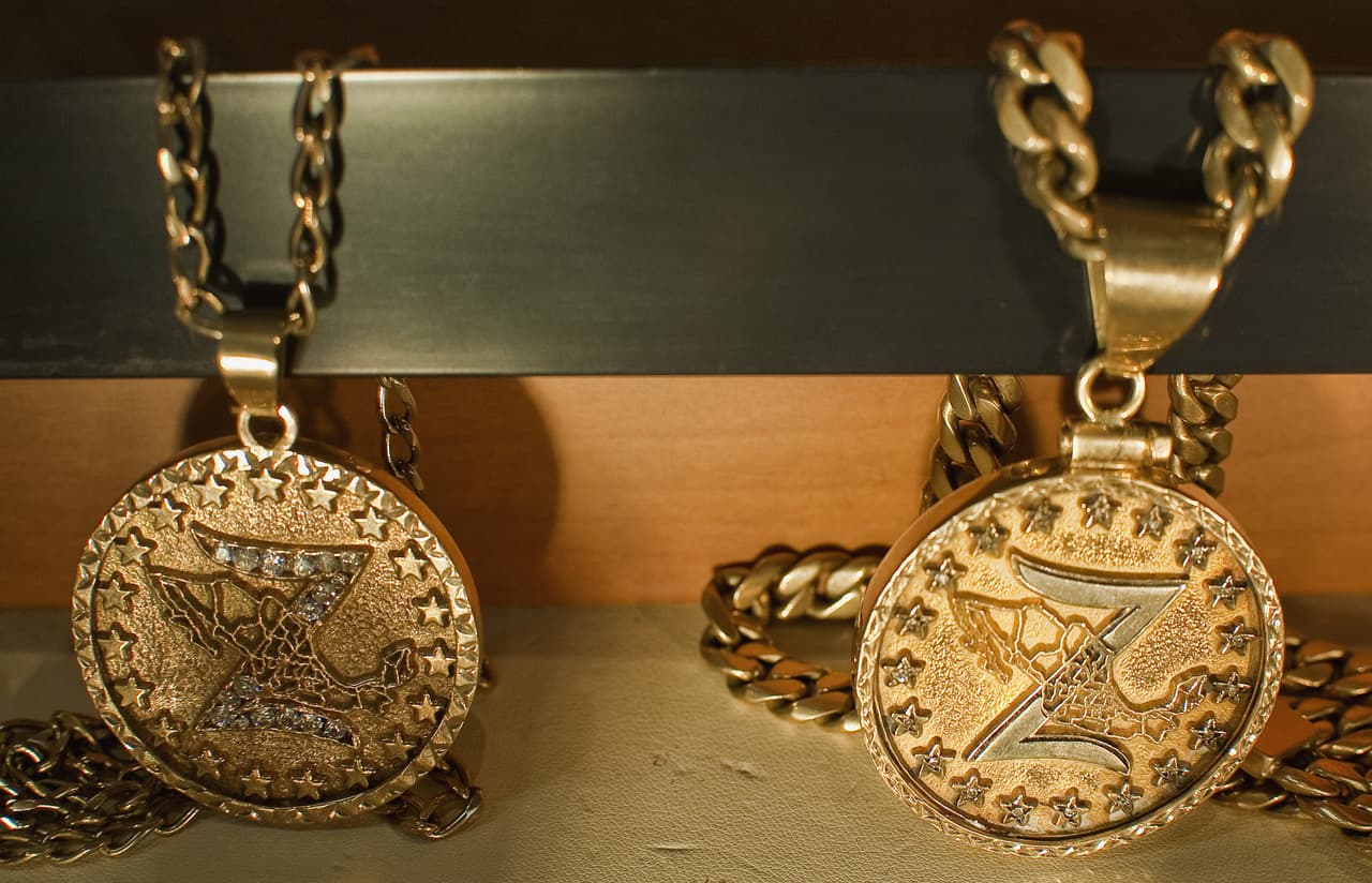 Dos medallas del cartel de Los Zetas exhibidas en un museo de México.