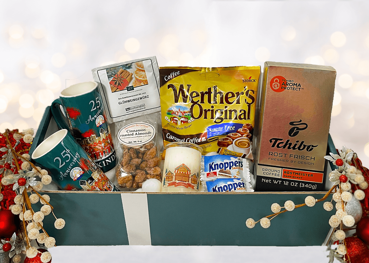 Christkindlmarket también está recuperando sus populares cajas de regalo, que debutaron durante el mercado virtual navideño en 2020 y rápidamente se convirtieron en favoritos del público. Los visitantes podrán elegir entre cuatro obsequios diferentes especialmente seleccionados. Las cajas este año incluyen golosinas de los vendedores, el adorno anual, las tazas anuales y mucho más.