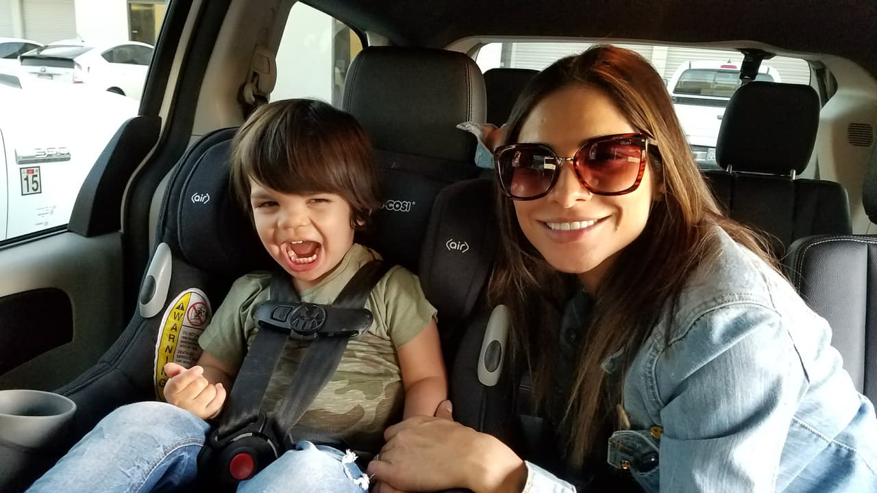 <b><a href="http://www.univision.com/shows/la-reina-de-la-cancion/las-mejores-fotos-de-los-looks-de-alejandra-espinoza-en-la-reina-de-la-cancion-fotos" target="_blank">Alejandra </a></b>llegó con 
<b><a href="http://www.univision.com/shows/la-reina-de-la-cancion/lo-sentimos-alejandra-matteo-y-su-papi-son-dos-gotas-de-agua-fotos" target="_blank">Matteo</a></b> a su primera sesión de fotos desde que vive en Los Ángeles y busca abrirse camino en la actuación. Desde lo natural hasta lo glamoroso, Alejandra jugó con varios estilos para abarcar todo tipo de personajes y llamar la atención de los productores. 
<b><a href="http://www.univision.com/shows/la-reina-de-la-cancion/capitulo-4-alejandra-la-de-tijuana-en-la-los-americanos-la-prefieren-al-natural-para-ellos-mas-es-menos-video" target="_blank">MIRA EL VIDEO</a></b>.