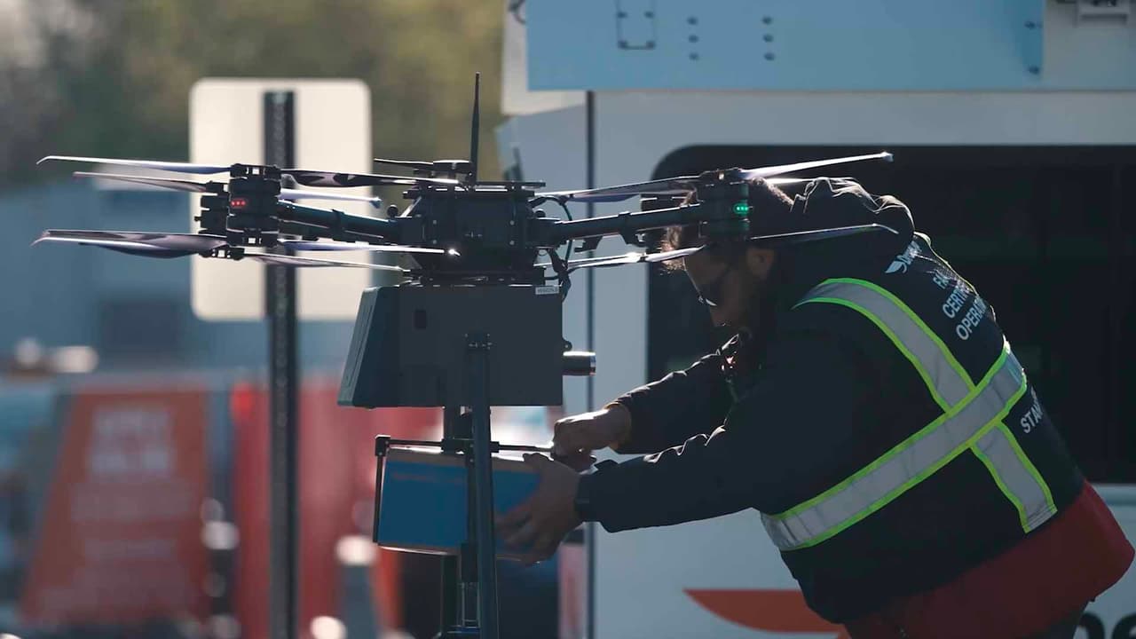 Una vez que un cliente realiza un pedido en línea, el artículo se prepara en la tienda, se empaqueta, se carga en el dron y se entrega directamente en su patio mediante un cable que baja suavemente el paquete.