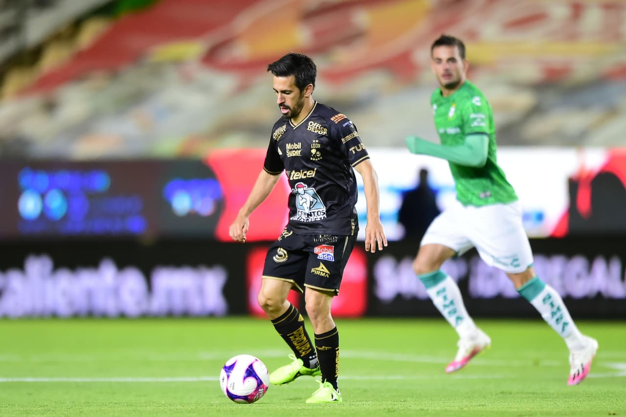 El conjunto Esmeralda sigue consiguiendo puntos y con goles de David Ramírez y Luis Montes, los locales logran remontar y se quedan con los tres puntos en el Nou Camp.