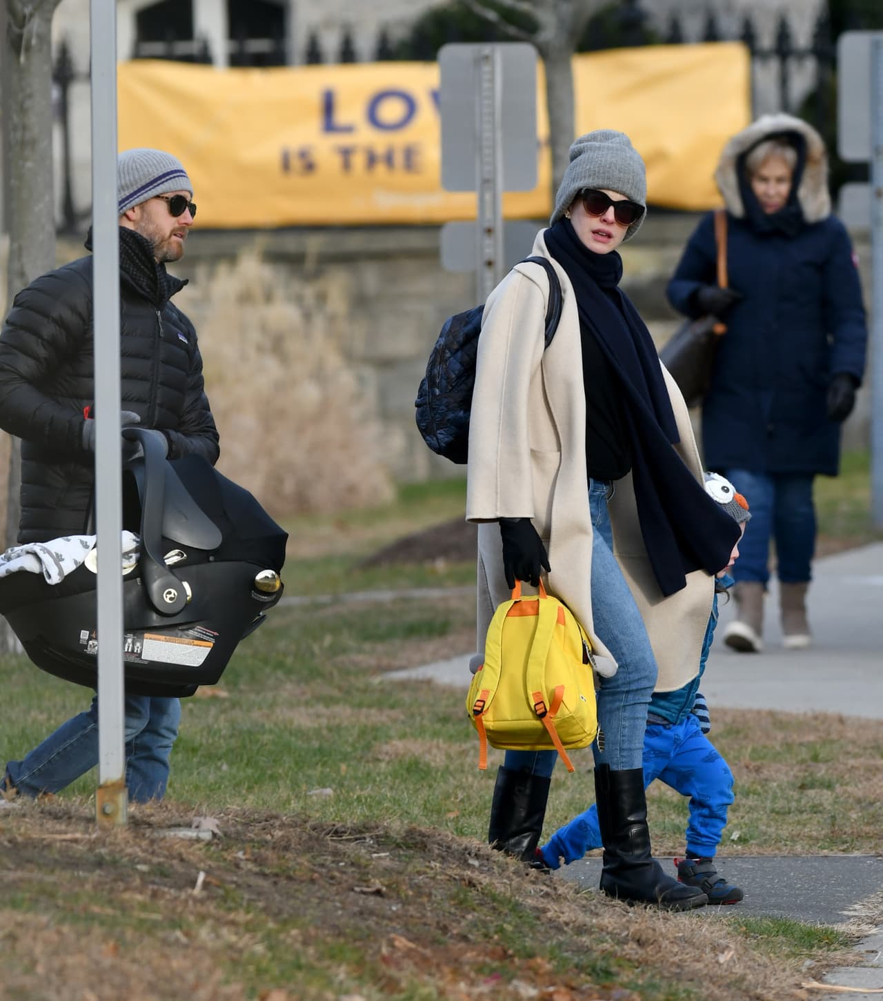 La actriz y su esposo Adam Shulman fueron captados en compañía de su 
<a href="https://www.univision.com/famosos/el-nene-de-anne-hathaway-esta-encantador-fotos">hijo Jonathan de tres años</a> y un 
<b>portabebé</b>.
