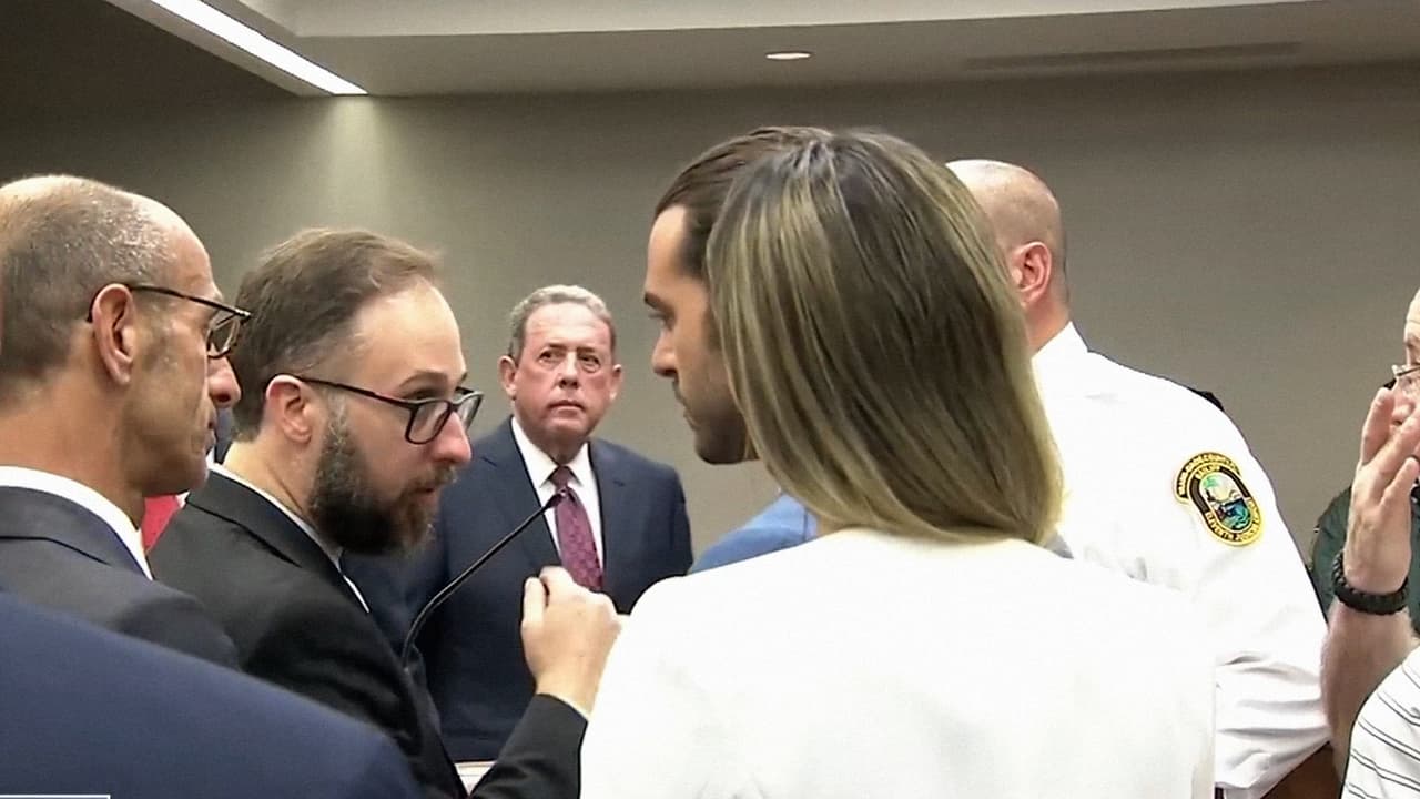 El juez dictaminó que Lyle deberá pagar 50 mil dólares de fianza y permanecer en 
<a href="https://www.univision.com/shows/el-gordo-y-la-flaca/el-video-de-pablo-lyle-esposado-saliendo-de-una-patrulla-de-policia-tras-habersele-impuesto-arresto-domiciliario-video" target="_blank">arresto domiciliario con un grillete electrónico</a> hasta el mes de mayo cuando se presentará de nuevo en la corte.