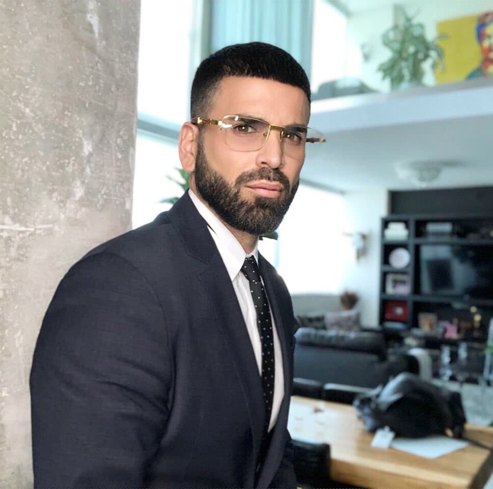 También observamos que el cabello era más corto, por lo que lucía diferente al estilo actual.