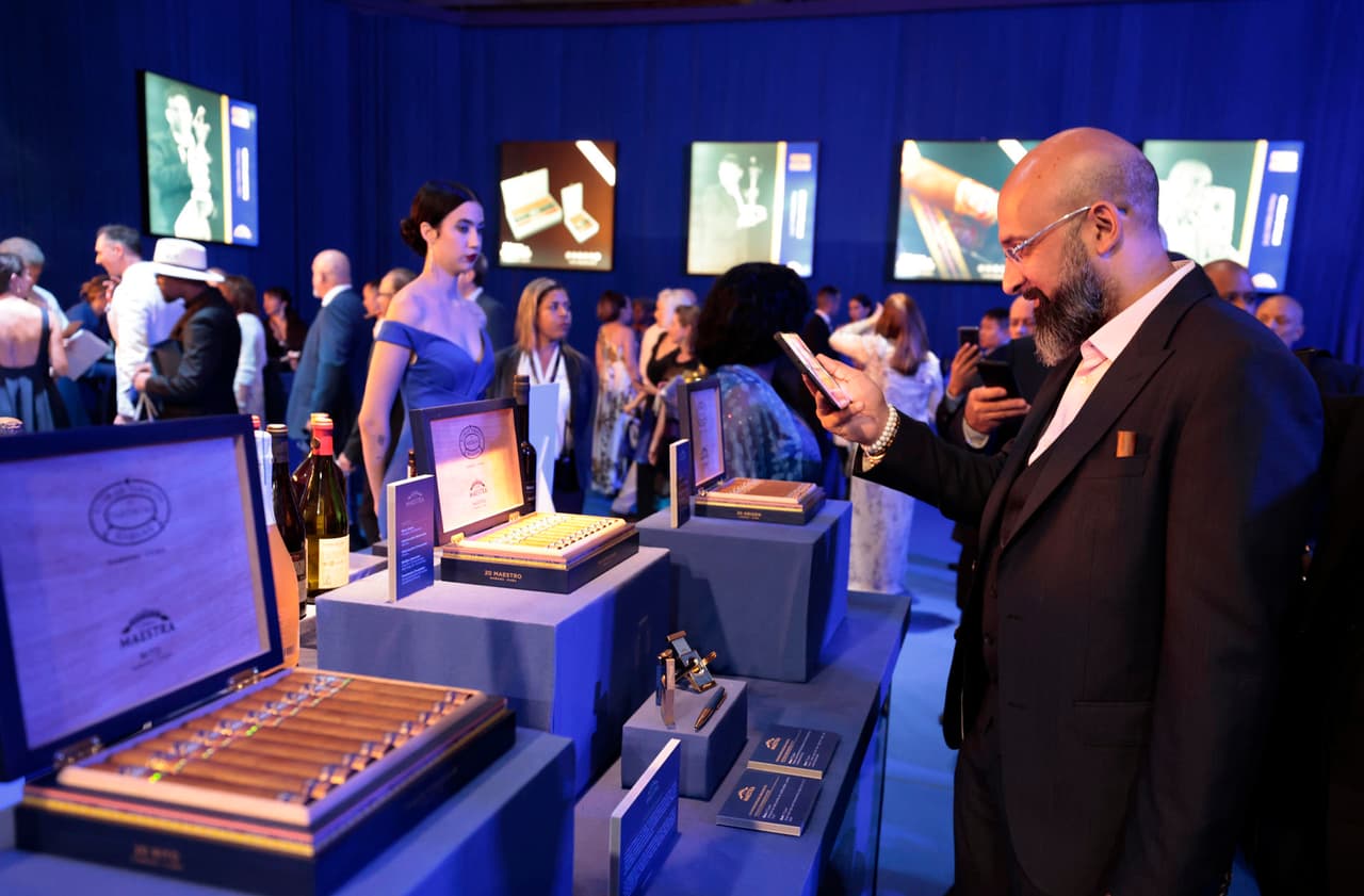Durante el evento, decenas de personas se acercaron a los humidores subastados para tomarles fotos.
<br>