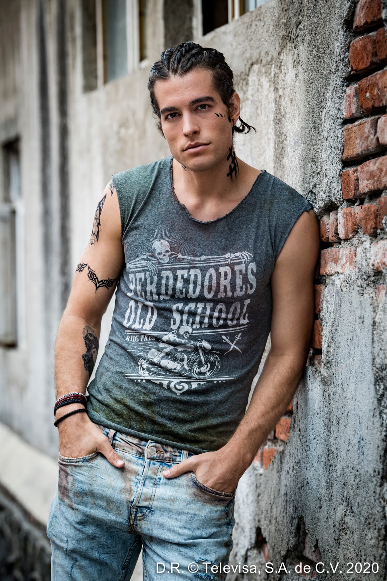 Sin embargo, esto no será una tarea fácil para Omar, quien se transformará en 'El Beto', una identidad falsa para poder infiltrarse en el mundo de la delincuencia y dar con el asesino de su papá.