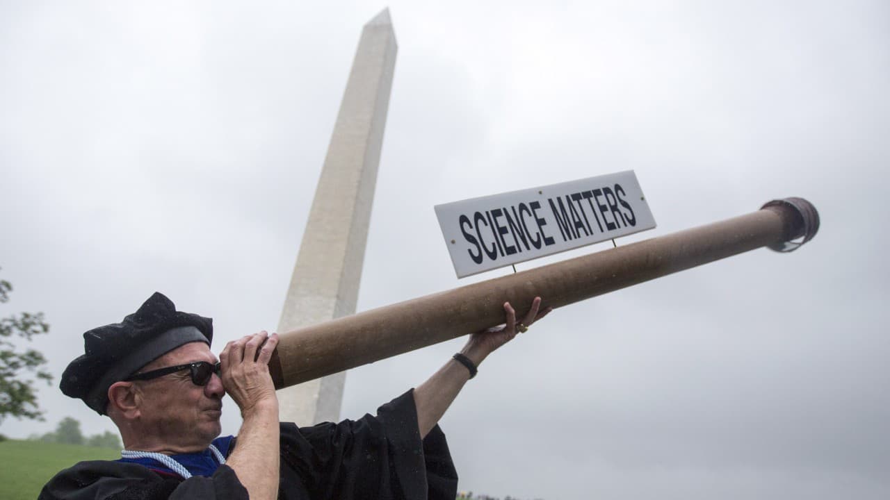 En el Día Mundial de la Tierra, miles marchan para exigirle a Trump que la ciencia no sea "silenciada"