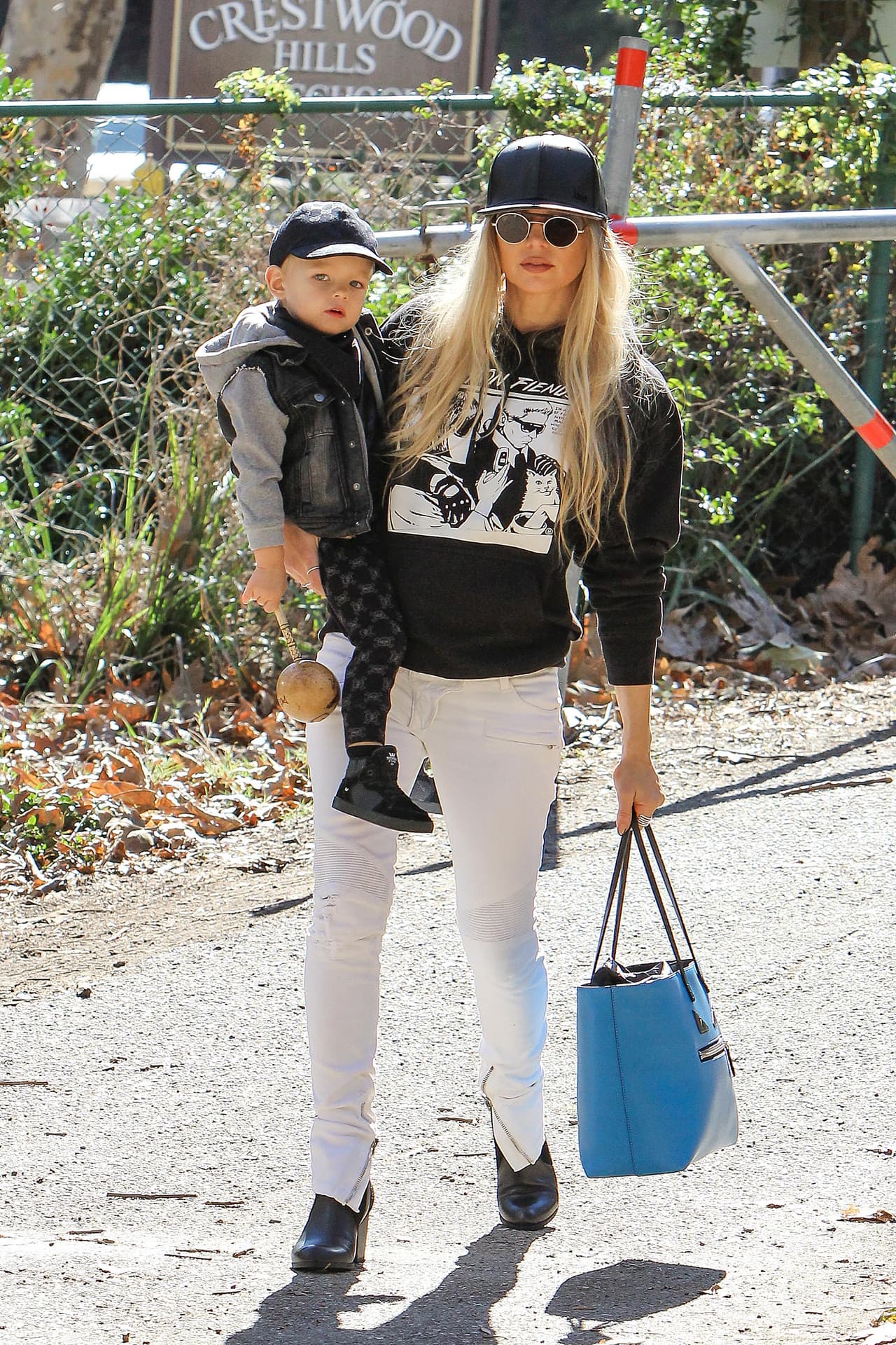 Aun con gorra y sudadera la popera luce muy 'nice'.