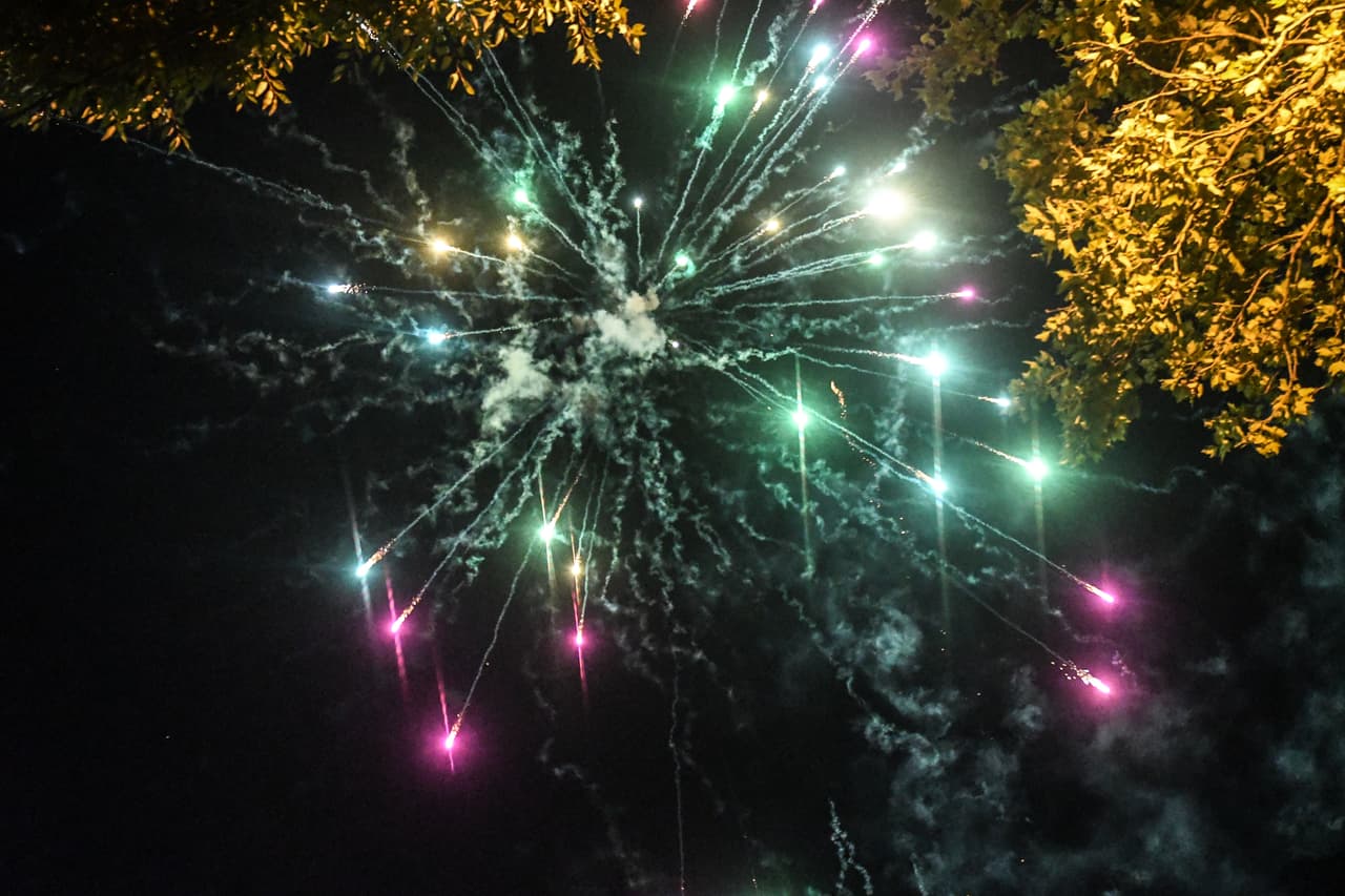 Aunque múltiples ciudades han debido cancelar sus fuegos artificiales, otras continúan la tradición, pero adaptadas a la nueva normalidad durante la pandemia.