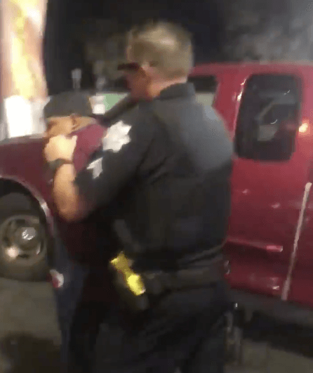 Mont Ramirez, la persona que grabó el video, le dice a Pichardo-Miranda que no se oponga al arresto.