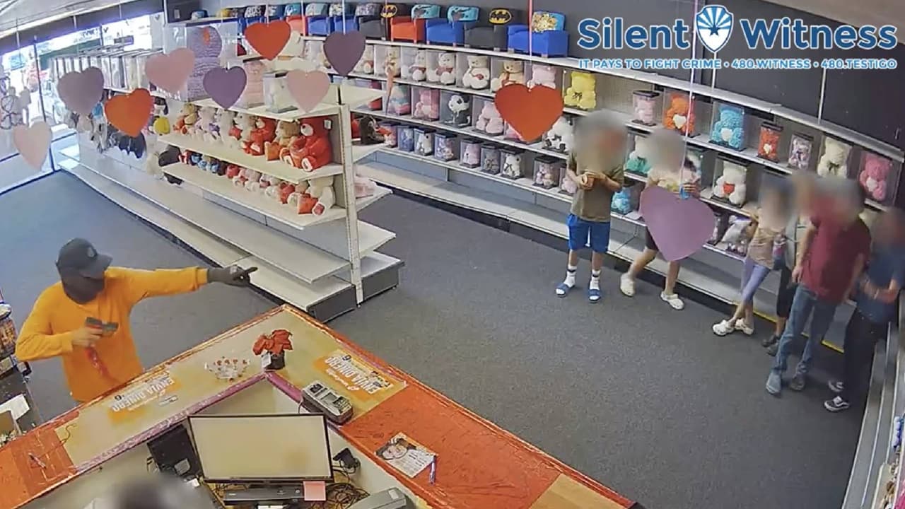 Niños viven momentos de terror durante un asalto a una juguetería en Mesa