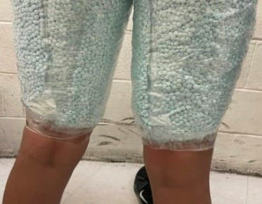 En el Puerto Fronterizo de Nogales, mientras tanto, oficiales hallaron a un peatón con unas 19,800 pastillas de fentanilo pegadas en las piernas, una sorprendente muestra del ingenio usado para propósitos negativos.