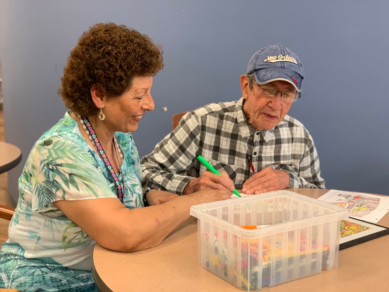 Hugo Barbosa de 84 años originario de Colombia, padece de demencia vascular. Uno de sus pasatiempos favoritos es pintar.