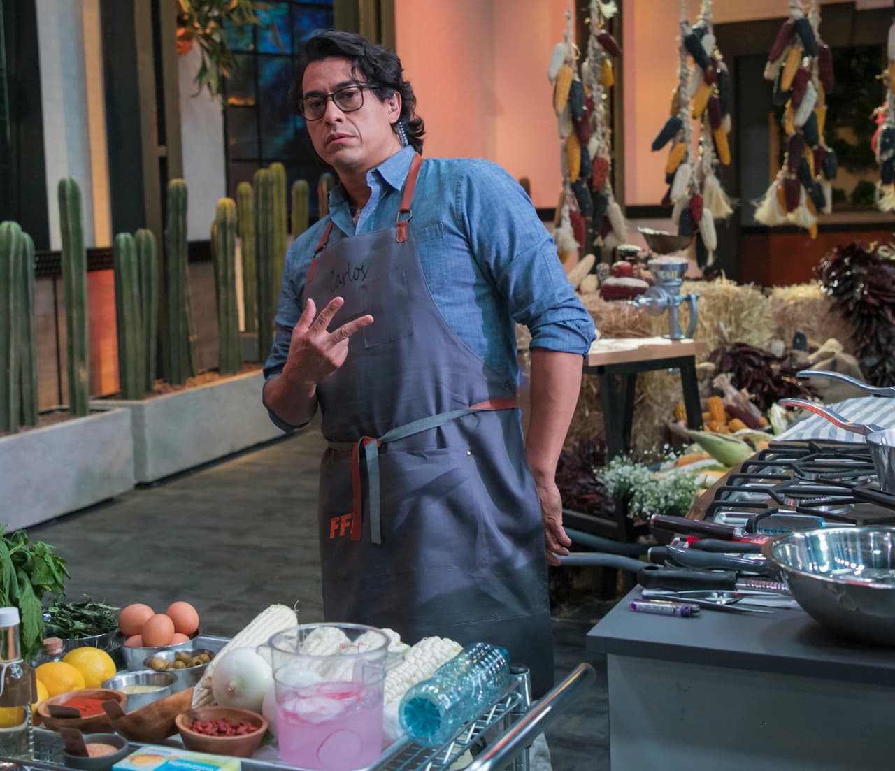 En este tercer show, Carlos Gaytán tuvo la labor de enseñarle a los participantes a preparar dos diferentes tipos de mayonesa casera.