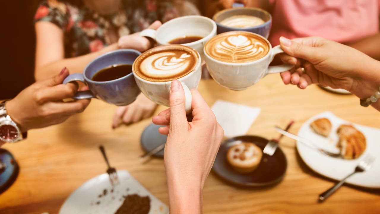<b>¿Cuántos cafés podrías comprar con 30.9 millones de dólares? </b>
<br>En 
<b>Texas</b>, donde un café promedio en una cadena como Starbucks cuesta 5 dólares, podrías comprar 6.18 millones de cafés. Eso te daría 
<b>suficiente café para abastecer a toda la ciudad de Houston durante más de un año, con una taza diaria por persona.</b> Si decides ir a California, donde el café suele ser un poco más caro, digamos 6 dólares en promedio, el mismo premio 
<b>te permitiría comprar 5.15 millones de cafés. ¡Podrías tomarte un café con cada habitante de San Francisco durante semanas!</b>
