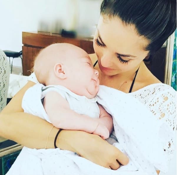 "Ojitos, gracias por llegar a darle sentido a todo. Gracias por elegirme a mí para ser tu mamá. Mi regalo de Dios", escribió Anahí en su cuenta de Instagram.