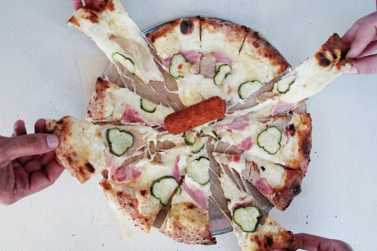 El sándwich más icónico de Miami hace un debut en forma de pizza gracias a una peculiar receta creada por el famoso chef Michael Schwartz, con los ingredientes que preparan en el restaurante Versailles.