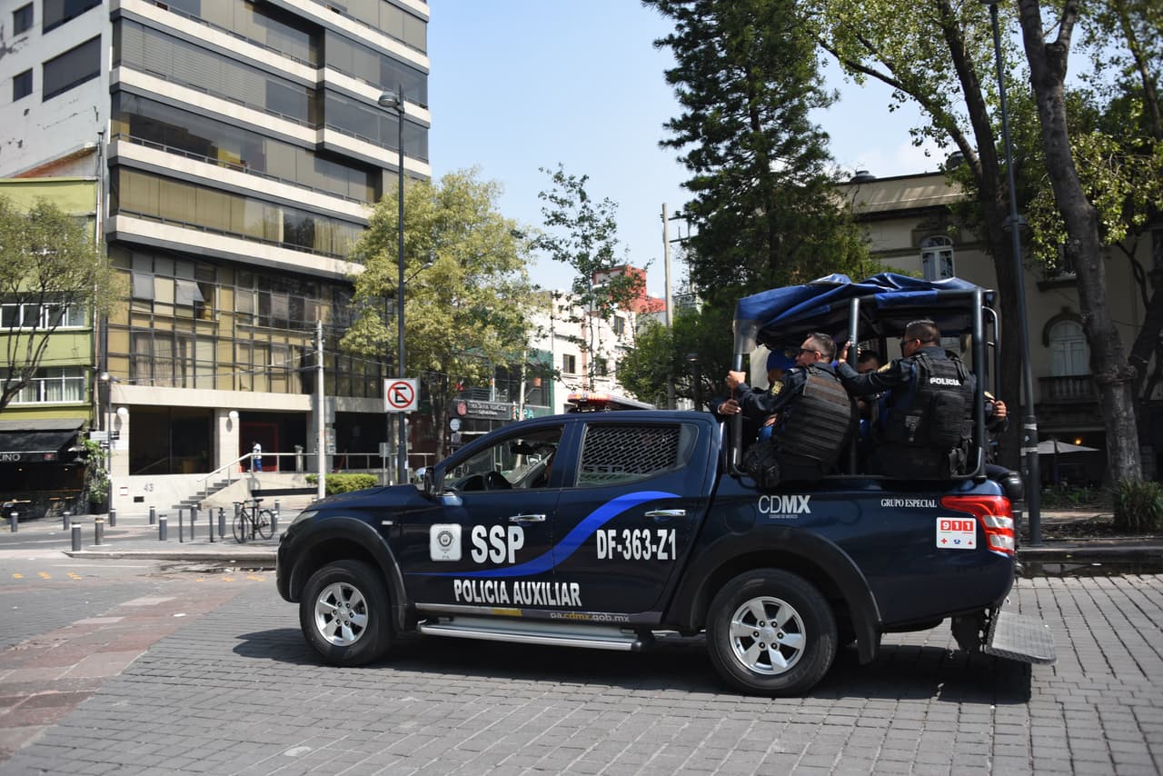 Policías realizan un operativo en las calles de la Ciudad de México.